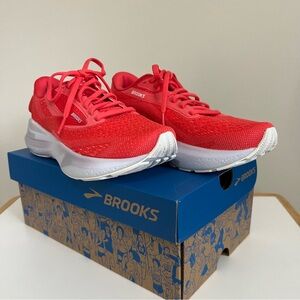 Women’s Brooks Adrenaline GTS 24 Running Shoes, size 6M